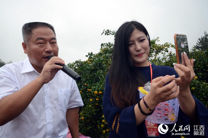 南丰县委书记吴自胜通过网络直播向数万粉丝推介南丰蜜桔.