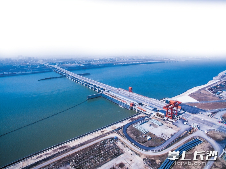 ↓湘江长沙综合枢纽工程使湘江长沙段一年365天都能通航，货船从这里通江达海，畅行无阻。 长沙晚报记者 李锋 摄
