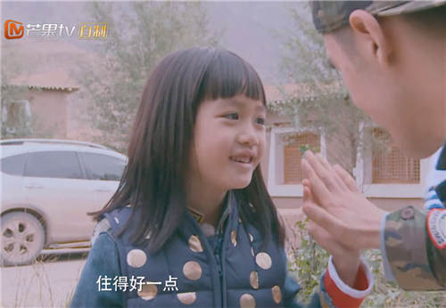 考拉与张伦硕击掌