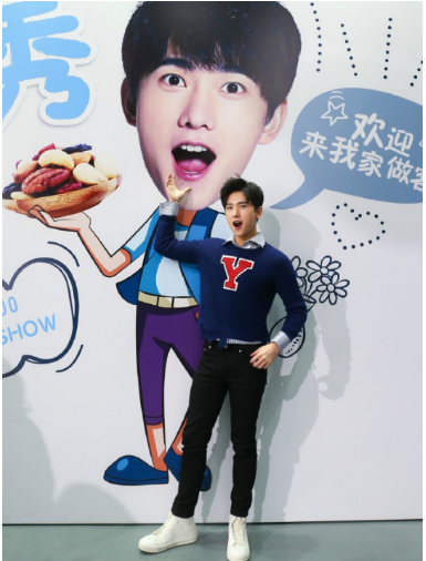 杨洋素颜晒照求抱 一脸满足心情好 滚动 第1张