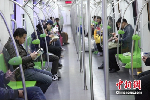 早班地铁上大家开始看“丢”的书 图片来源：京港地铁供图