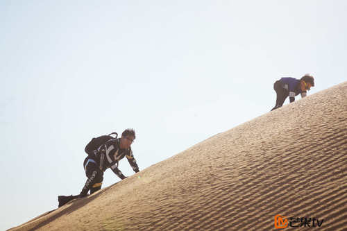 蔡国庆父子爬沙坡