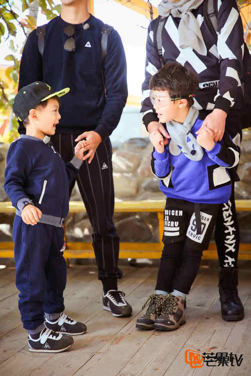 庆庆和小伙伴交流