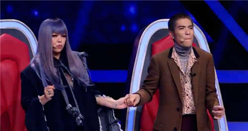 张惠妹和萧敬腾激动起身