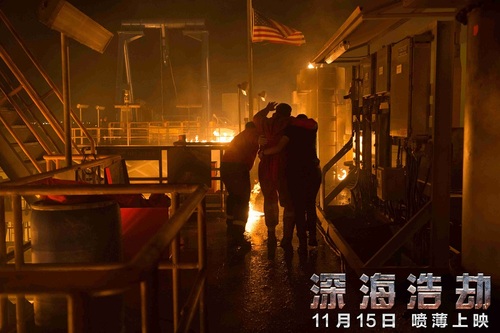 石油工人们搀扶着逃生