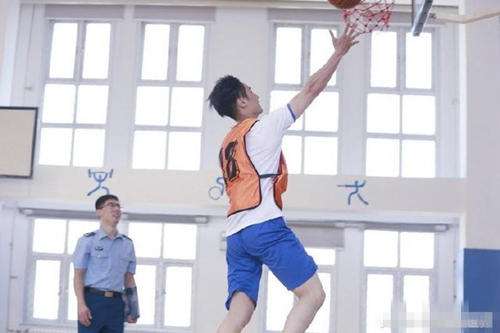 蒋劲夫伤后单手扣篮 打着绷带也难掩帅气