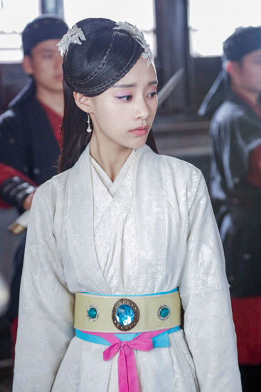 袁百梓卉化身白衣少女
