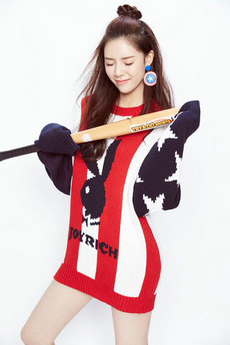 宋妍霏闭眼一笑魅力足