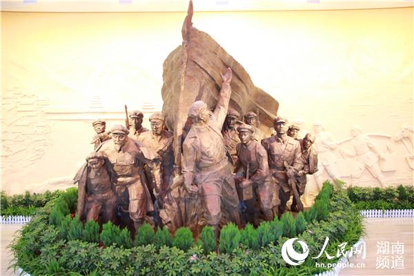 通道转兵纪念馆内的长征雕塑。