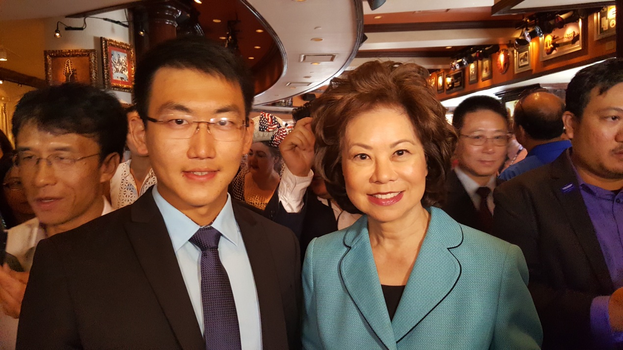 特朗普提名华裔女性赵小兰为交通部长 美国华人:她是我们的楷模!