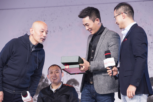 葛优好奇探头看杜淳的礼物