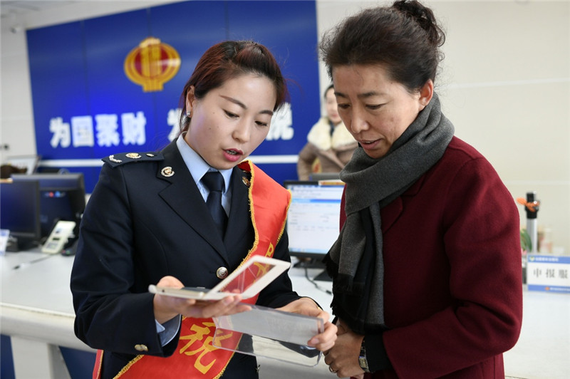 宁夏银川经济开发区地税局工作人员向纳税企业负责人介绍移动端“税企交互服务系统”