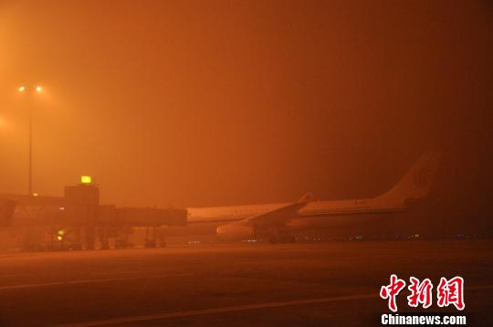 成都机场再遭浓雾袭击发布大面积航班延误预警