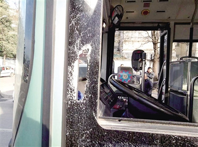 宝马司机逼停公交持棍棒砸碎玻璃只因一句话（图）