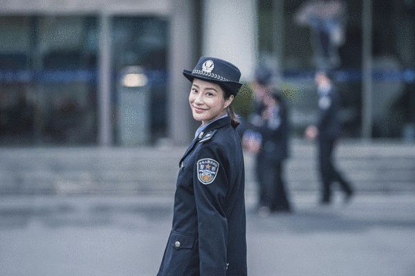 彭渤穿警服