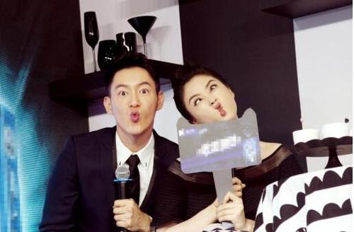 陈正飞蒋欣现身商演活动 同台对唱互飙戏