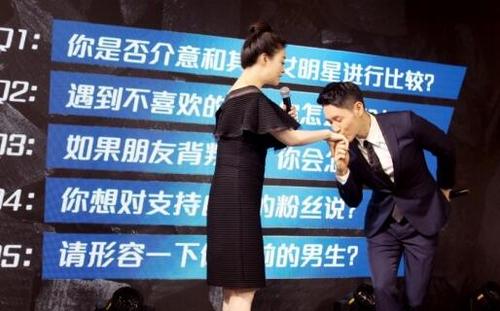 陈正飞蒋欣现身商演活动 同台对唱互飙戏