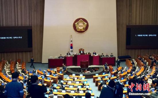 当地时间12月9日，韩国国会表决通过对总统朴槿惠的弹劾动议案。这是韩国宪政史上第二个获国会通过的总统弹劾案。弹劾案将提交给宪法法院审理，审理过程最长可达6个月。在此期间，朴槿惠被暂停总统职权，由国务总理代行。图为国会投票现场。中新社记者 吴旭 摄