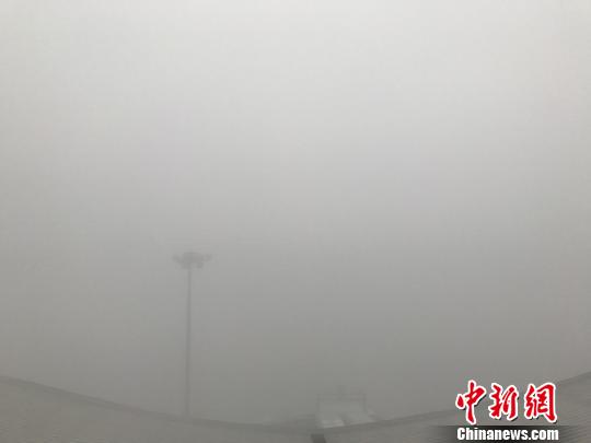 乌鲁木齐机场受冻雾影响滞留旅客4500余人（图）