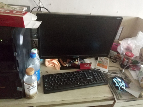 在北京，君不为时长会用这台电脑写作。受访者供图。