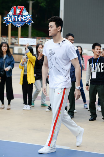 孙杨现身操场引围观