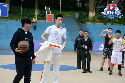 孙杨华少打篮球引围观