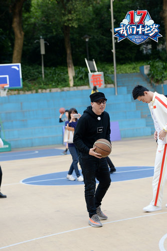 华少打篮球
