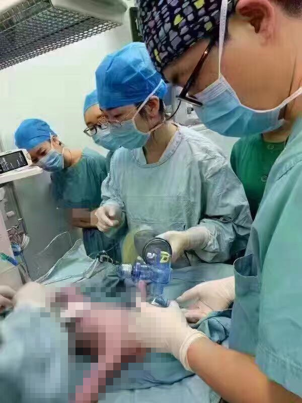 16名医生为280斤危重孕妇生二胎，现场情况惊心动魄