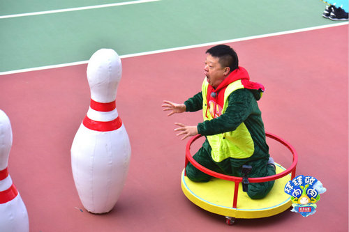 马东变身人体保龄球