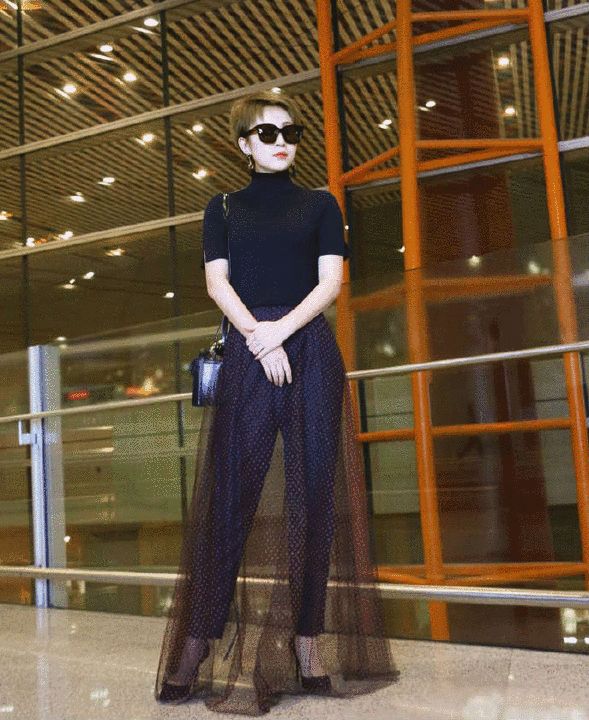 马丽私服机场照腿长两米八