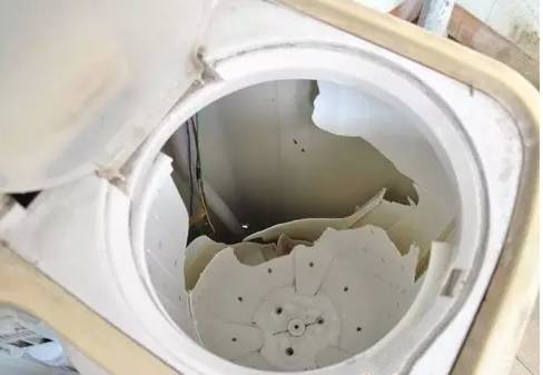 洗衣机突然爆炸炸伤6岁男童，千万别这样洗衣服！