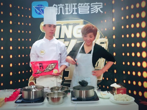 《静距离》现场，李静和唐嫣喂粉丝吃饺子