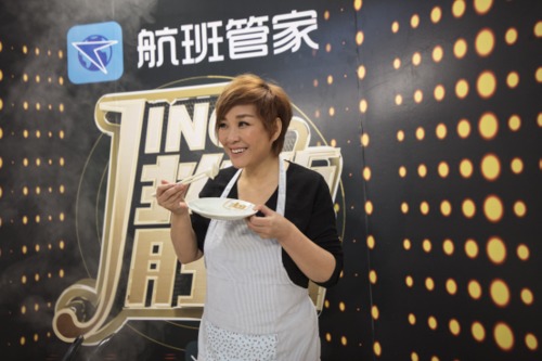《静距离》现场，李静和唐嫣喂粉丝吃饺子