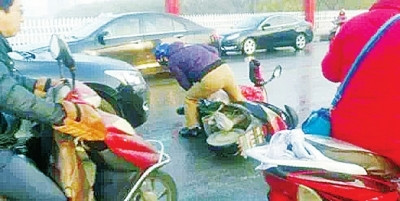 河南多地洒水车洒水致道路结冰马路成“溜冰场”