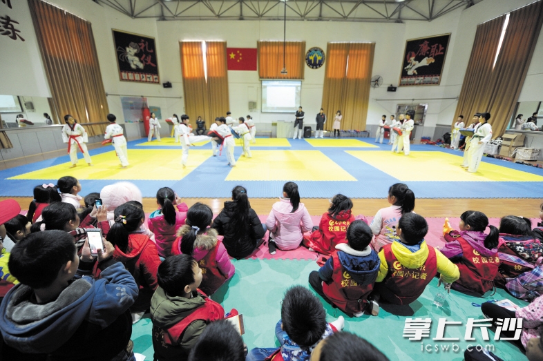 昨日上午，长沙晚报校园小记者来到蓉园小学和该小学学生一起学习跆拳道。学员们的跆拳道展示赢得小记者们的阵阵掌声。长沙晚报记者 余劭劼 摄