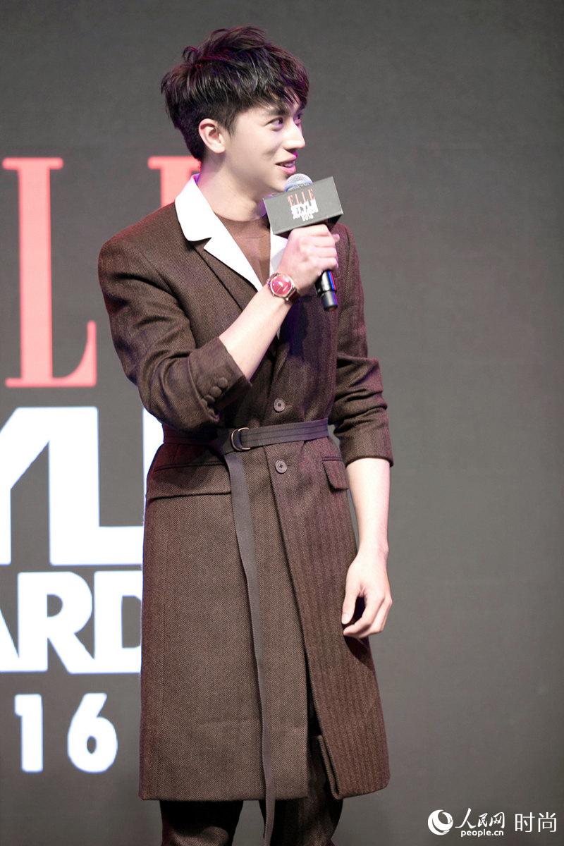 许魏洲帅气亮相ELLE风尚大典 长款大衣保暖有型【4】