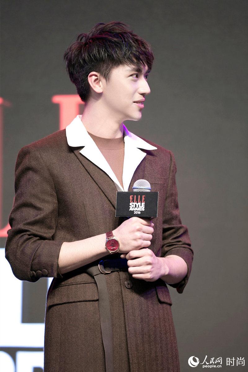 许魏洲帅气亮相ELLE风尚大典 长款大衣保暖有型【3】