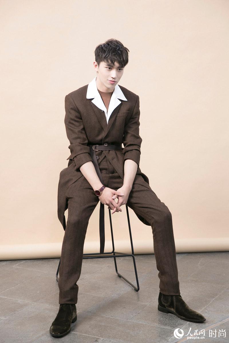 许魏洲帅气亮相ELLE风尚大典 长款大衣保暖有型【2】