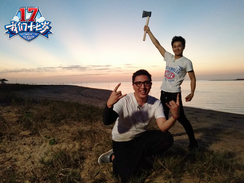 《我们十七岁》林志颖与华少海边合影