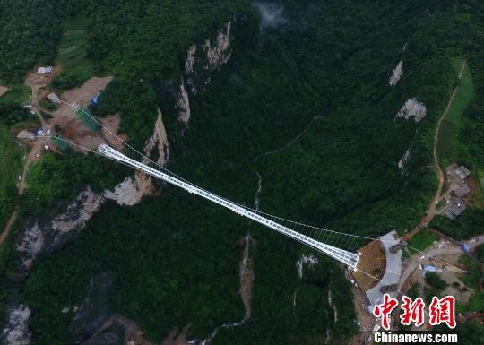 张家界大峡谷玻璃桥（资料图）杨华峰摄
