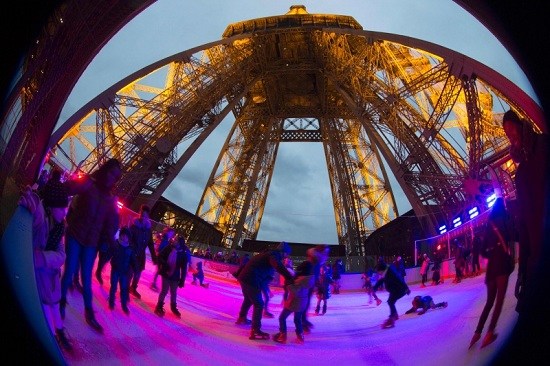 边溜冰边赏夜景：灯光晕染巴黎铁塔尽显浪漫（图）