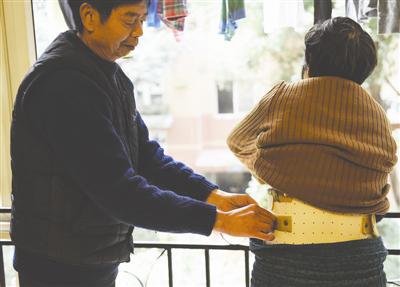 周阿姨参加社区运动会不慎摔伤