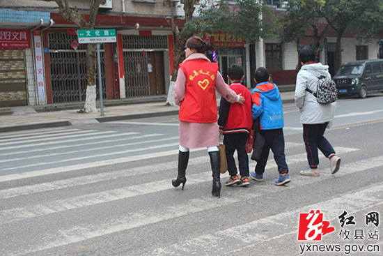 攸县组织志愿者开展文明劝导活动