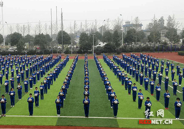 雨花区雅礼雨花中学的大课间足球操.