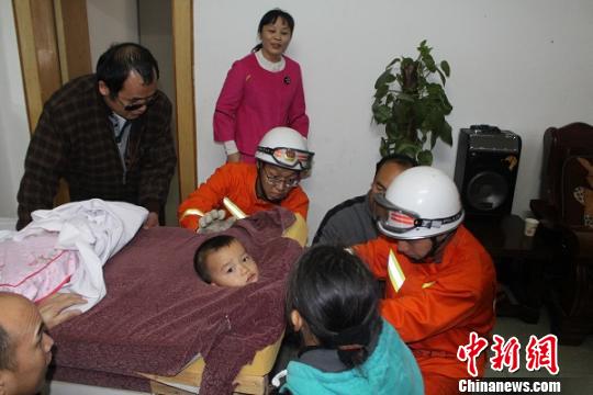云南文山一顽童被卡在按摩床中消防官兵成功救援