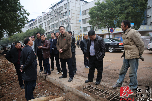 周新辉深入祁阳大道和府后公园等建设工地现场办公