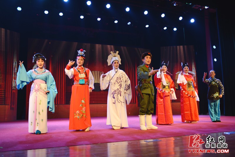 岳阳县文化馆老年艺术大学展卓越风姿