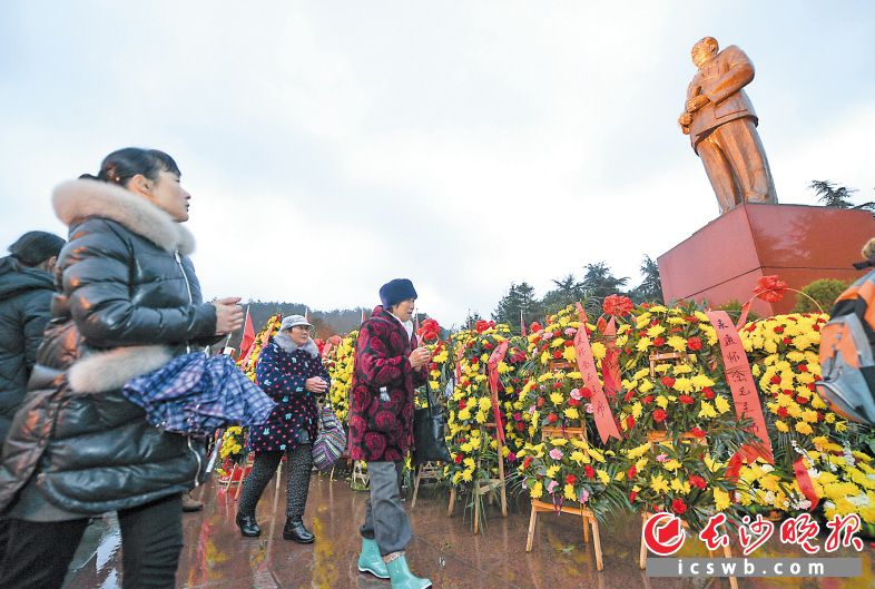 昨日，数万群众在韶山以献花唱歌等文明、朴素的方式，纪念毛泽东同志诞辰123周年和红军长征胜利80周年。 长沙晚报记者 黄启晴 摄