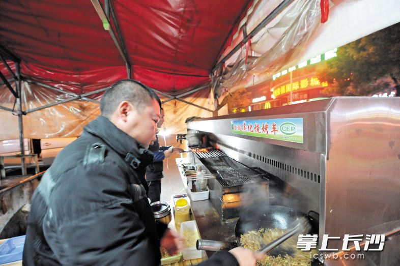 开福区华夏路夜宵一条街的夜宵摊点通过改造升级，使用环保无烟烧烤车大大改善了周边空气环境。长沙晚报记者 余劭劼 摄