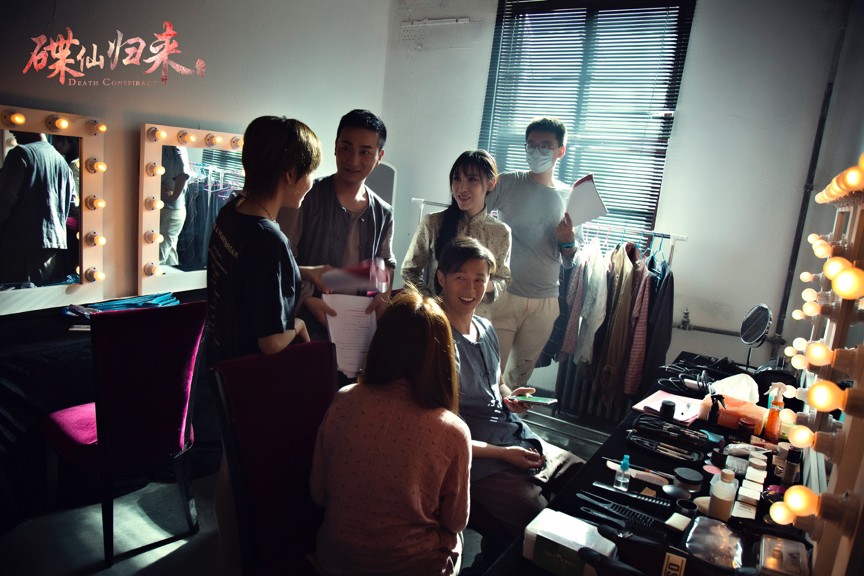 导演吴昕忆与演员谈心.jpg